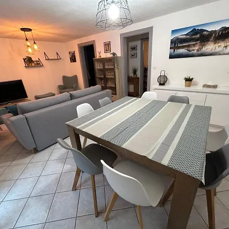 Apartment De Camargaux 70m2 Secteur Tres Calme