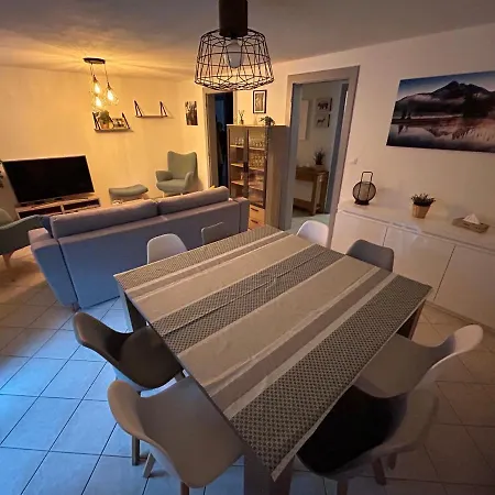 Apartment De Camargaux 70m2 Secteur Tres Calme